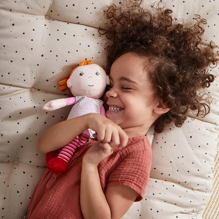 Haba 303730 - Kuschelpuppe Roya, Weiche Stoffpuppe, für Babys ab 1, 5 Jahren, mit Strampelanzug aus Flauschigem Fleece, Ideales Geschenk zur Geburt oder Taufe – Bild 7