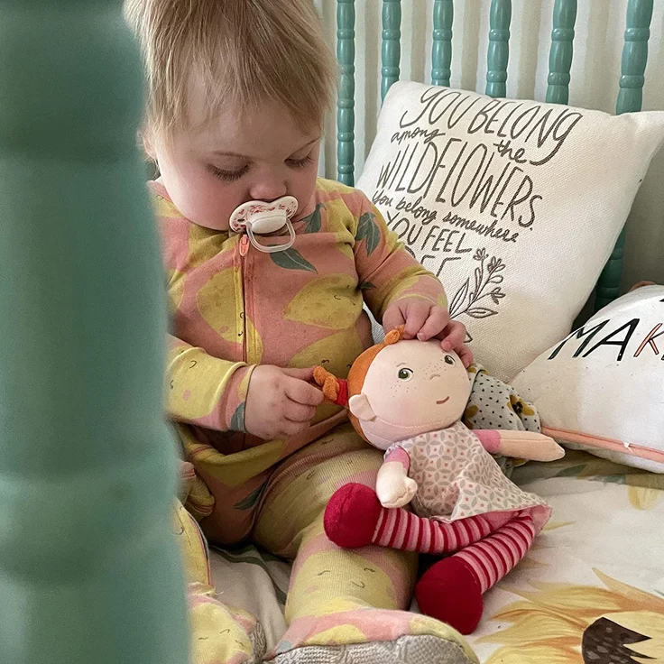 Haba 303730 - Kuschelpuppe Roya, Weiche Stoffpuppe, für Babys ab 1, 5 Jahren, mit Strampelanzug aus Flauschigem Fleece, Ideales Geschenk zur Geburt oder Taufe – Bild 3
