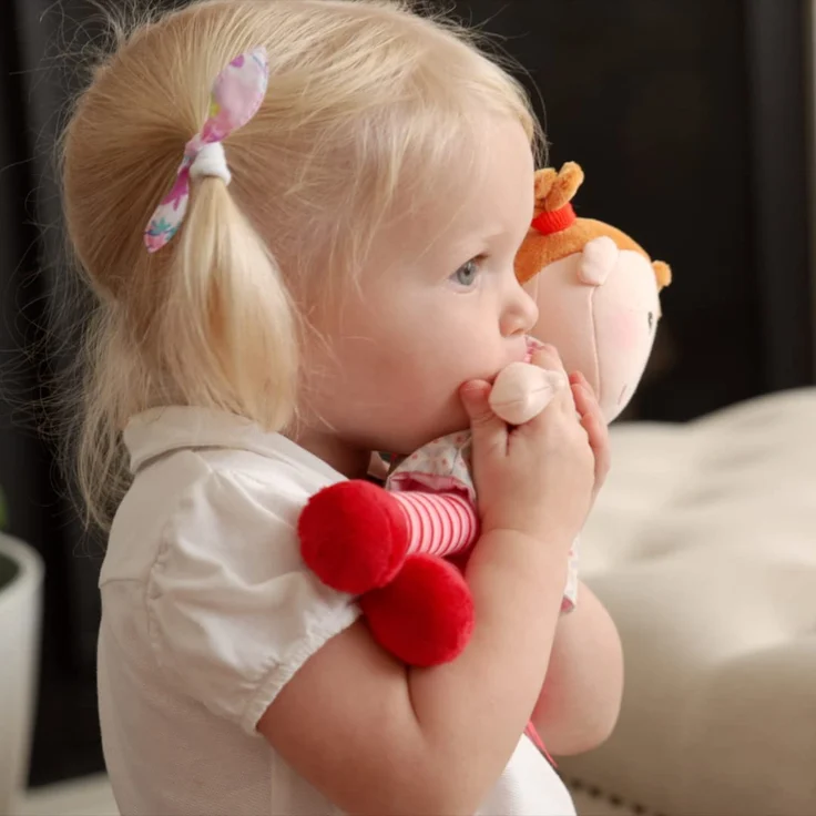 Haba 303730 - Kuschelpuppe Roya, Weiche Stoffpuppe, für Babys ab 1, 5 Jahren, mit Strampelanzug aus Flauschigem Fleece, Ideales Geschenk zur Geburt oder Taufe – Bild 6