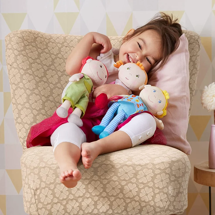 Haba 303730 - Kuschelpuppe Roya, Weiche Stoffpuppe, für Babys ab 1, 5 Jahren, mit Strampelanzug aus Flauschigem Fleece, Ideales Geschenk zur Geburt oder Taufe – Bild 4