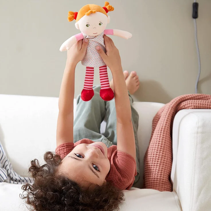 Haba 303730 - Kuschelpuppe Roya, Weiche Stoffpuppe, für Babys ab 1, 5 Jahren, mit Strampelanzug aus Flauschigem Fleece, Ideales Geschenk zur Geburt oder Taufe – Bild 8