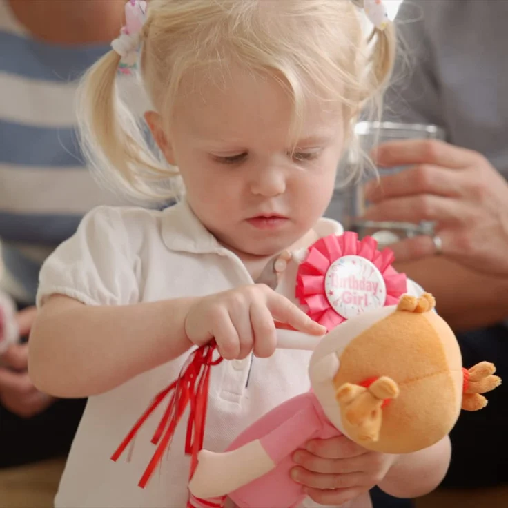 Haba 303730 - Kuschelpuppe Roya, Weiche Stoffpuppe, für Babys ab 1, 5 Jahren, mit Strampelanzug aus Flauschigem Fleece, Ideales Geschenk zur Geburt oder Taufe – Bild 5