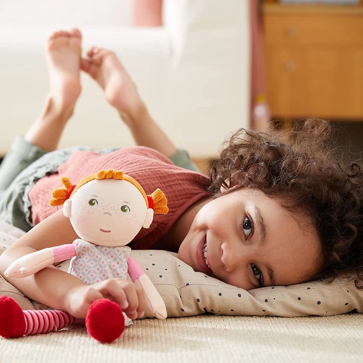 Haba 303730 - Kuschelpuppe Roya, Weiche Stoffpuppe, für Babys ab 1, 5 Jahren, mit Strampelanzug aus Flauschigem Fleece, Ideales Geschenk zur Geburt oder Taufe – Bild 9