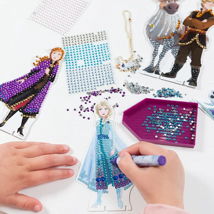 Disney Frozen II Diamantbastel-Studio: Gestalte deine Lieblingsfiguren von Frozen II mit wunderschönen Strasssteinen in 3D Landschaften, inkl. Olaf Anhänger – Bild 3