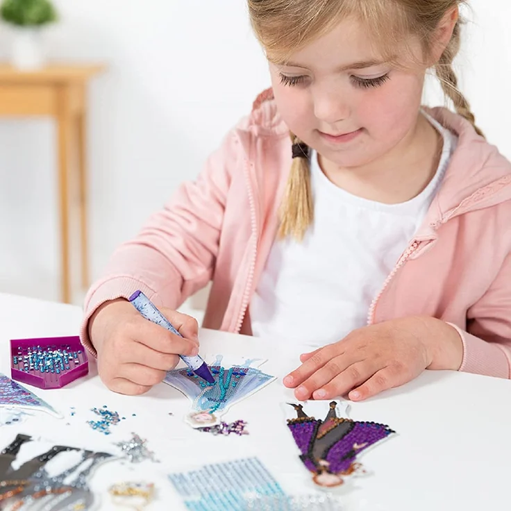 Disney Frozen II Diamantbastel-Studio: Gestalte deine Lieblingsfiguren von Frozen II mit wunderschönen Strasssteinen in 3D Landschaften, inkl. Olaf Anhänger – Bild 6