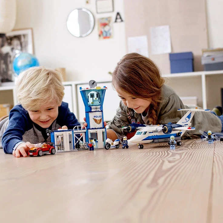 LEGO 60210 City, Polizei Fliegerstützpunkt, Flugzeug mit Fallschirmjäger plus Jetpack, Motorrad und Auto, Police Chase Bausets für Kinder – Bild 6