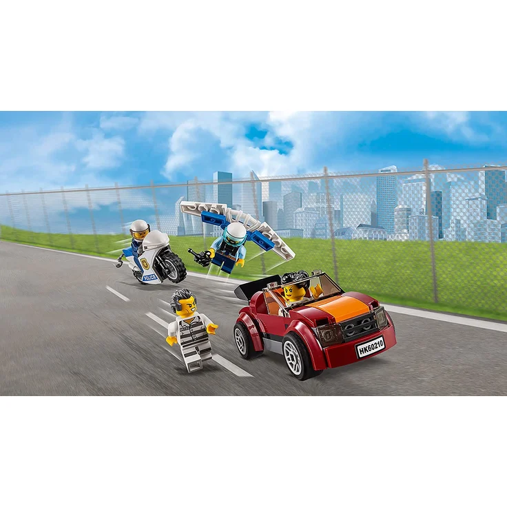 LEGO 60210 City, Polizei Fliegerstützpunkt, Flugzeug mit Fallschirmjäger plus Jetpack, Motorrad und Auto, Police Chase Bausets für Kinder – Bild 7