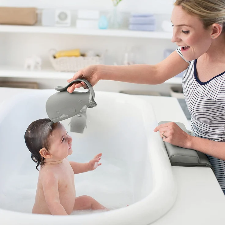 Skip Hop Moby Wal Rinser Becher, zum tränenfreien Haarewaschen, Shampooschutz, Wasserfall, Spülapparat, Spritzschutz, grau – Bild 4