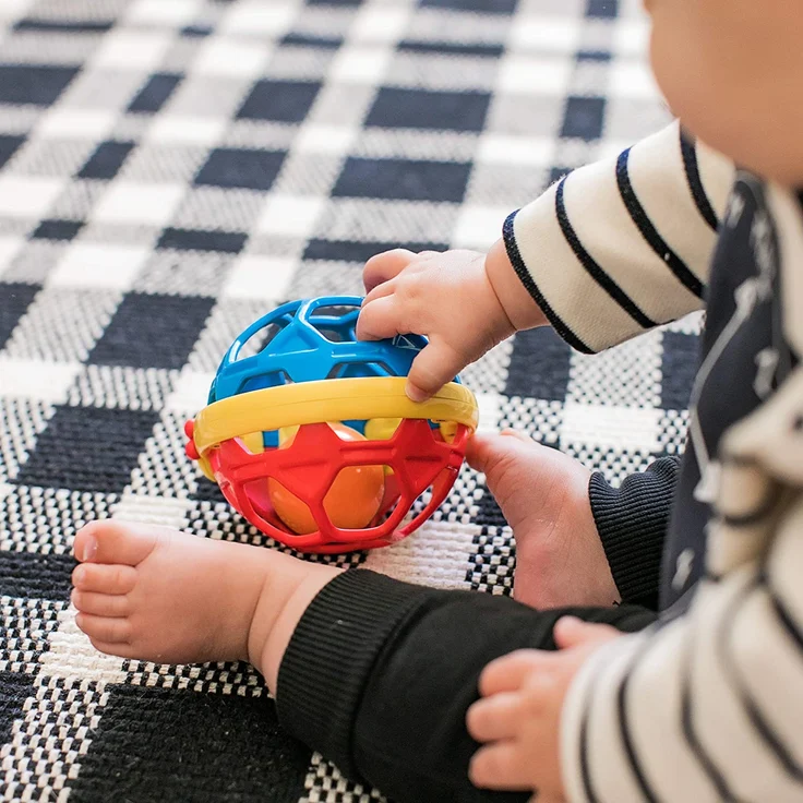 Baby Einstein, Bendy Ball mit Rassel aus einfach zu greifendem, BPA-freiem Material, leicht zu reinigen, ideale Größe zum Mitnehmen – Bild 2