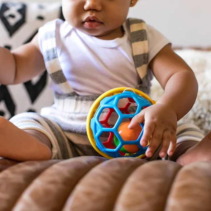 Baby Einstein, Bendy Ball mit Rassel aus einfach zu greifendem, BPA-freiem Material, leicht zu reinigen, ideale Größe zum Mitnehmen – Bild 3