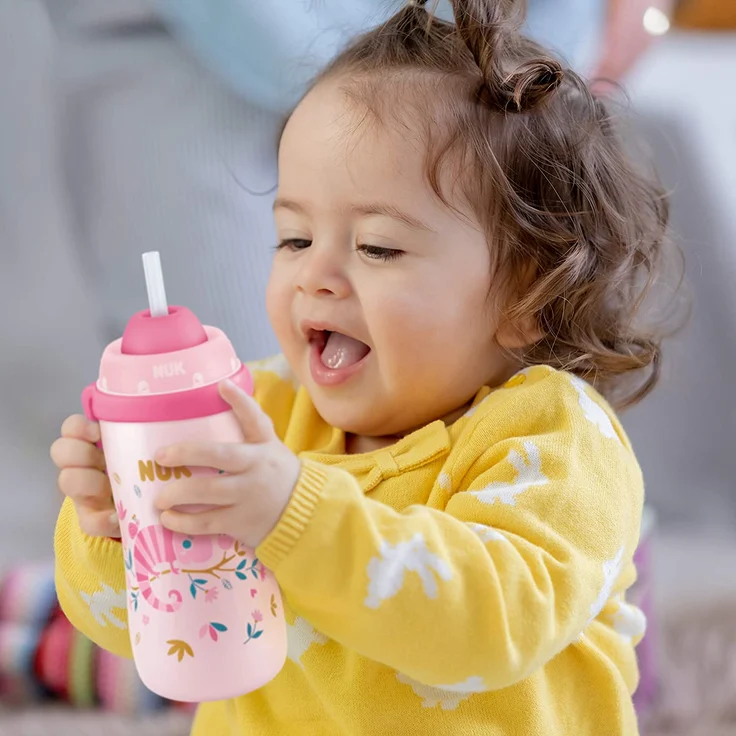 NUK First Choice+ Flexi Cup Trinklernflasche | ab 12 Monaten | auslaufsicher mit Trinkhalm | Clip und Schutzkappe | BPA-frei | 300 ml | Feuerwehrauto (blau) – Bild 3