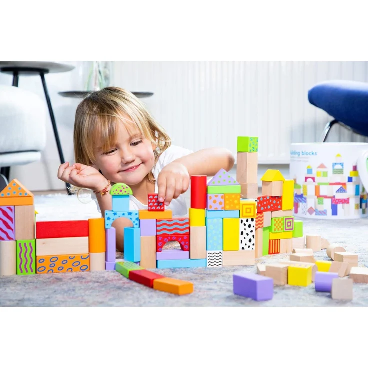 New Classic Toys - 10812 - Bunte Holzbausteine aus Kirschholz - 100 teiliges Set in Trommel mit Tragegriff – Bild 4