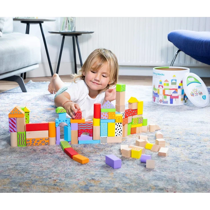 New Classic Toys - 10812 - Bunte Holzbausteine aus Kirschholz - 100 teiliges Set in Trommel mit Tragegriff – Bild 5