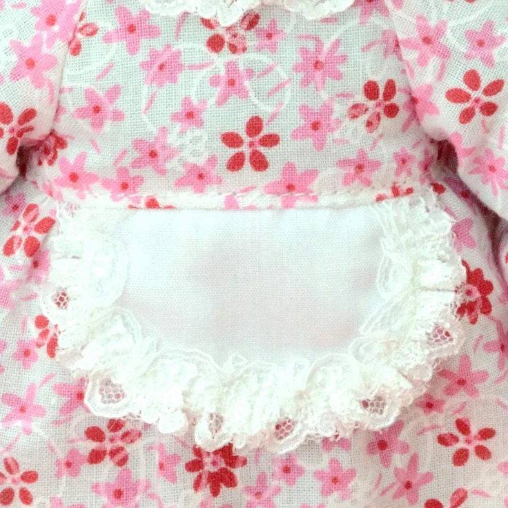 Sekiguchi 233150 - Original Monchhichi Großmutter, aus grauem Plüsch, mit Kleid und Zopf mit Schleife, ca. 20 cm – Bild 4