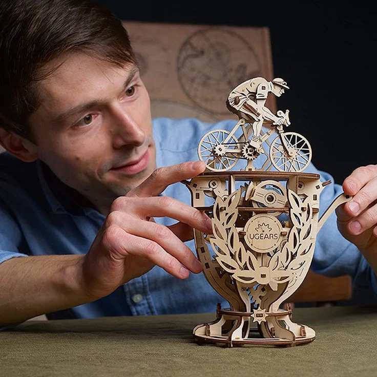 UGEARS 3D Puzzle Erwachsene Automaton Cyclist - DIY 3D Modellbausatz - Tour De France Cup Fahrrad 3D Holzpuzzle Erwachsene und Jugendliche - Mechanische Modell Holzbausatz - Radsportler Geschenke – Bild 3