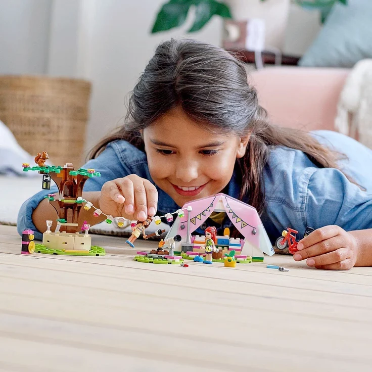 LEGO 41392 Friends Camping in Heartlake City Abenteuer mit Olivia und Mia – Bild 6