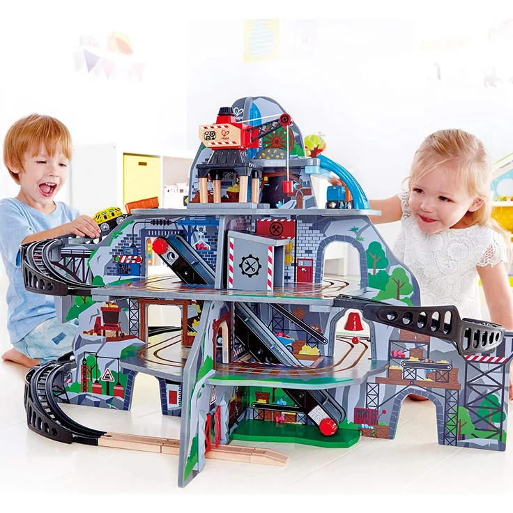 Hape E3753 – Riesige Bergmine, Holzeisenbahn mit viel Zubehör, ToyAward Gewinner 2017 und Top 10 Spielzeug 2017, ab 3 Jahre - Preisvergleich – Bild 4