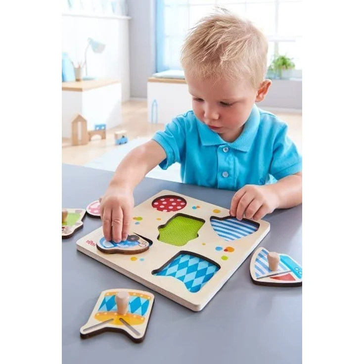 HABA 304608 - Greifpuzzle Spielsachen, 5-teiliges Holzpuzzle mit Spielzeug-Motiven und großen, griffigen Holzknöpfen, Holzspielzeug ab 12 Monaten – Bild 4