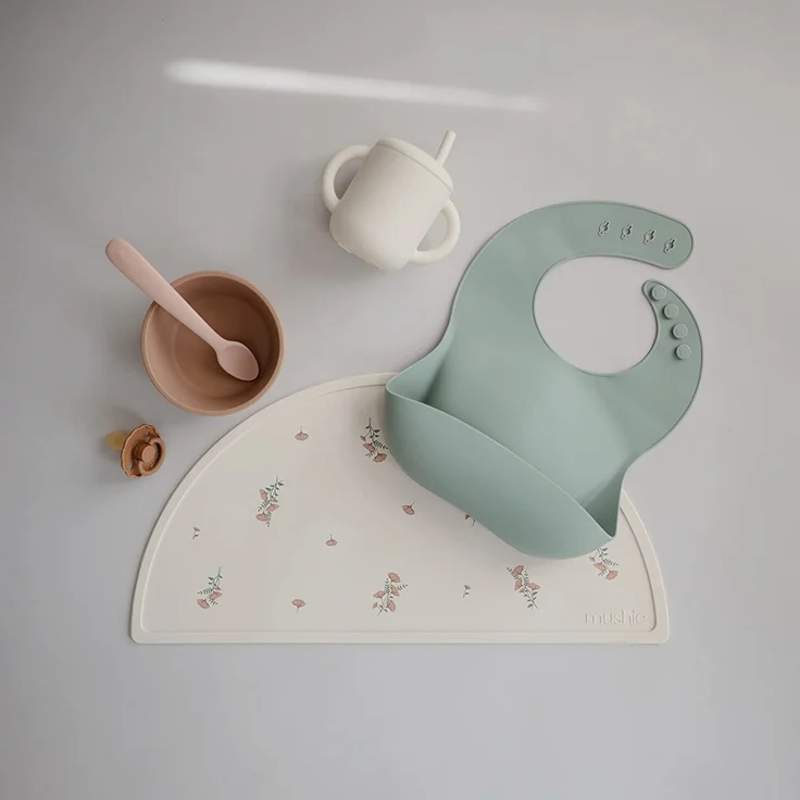 Mushie Silikonbecher mit Trinkhalm sand – Bild 5