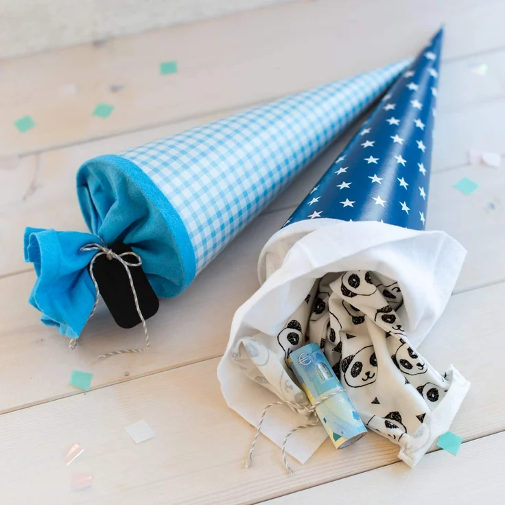 goldbuch 93 010 - Geschenktüte 35 cm lekker + anders Sterne, Jungen & Mädchen Schultüte, Lackkarton Geschwistertüte mit Filzverschluss, Zuckertüte zur Einschulung und Schulanfang, ca. 35 x 11,5 cm – Bild 6