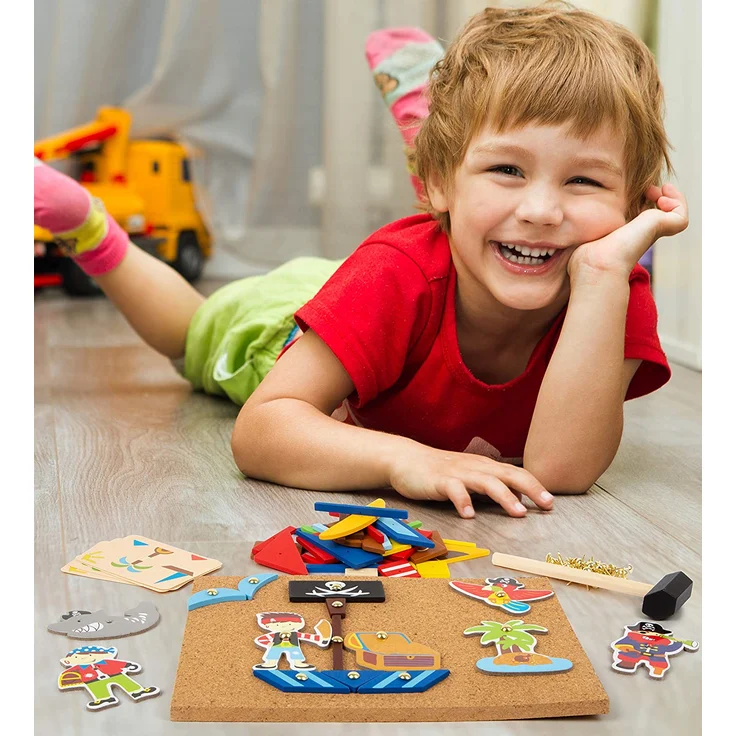 small foot 10226 Hämmerchenspiel „Piraten“ aus Holz, Korkboden mit Motiven der Piraten zum Hämmern, ab 6 Jahren – Bild 3