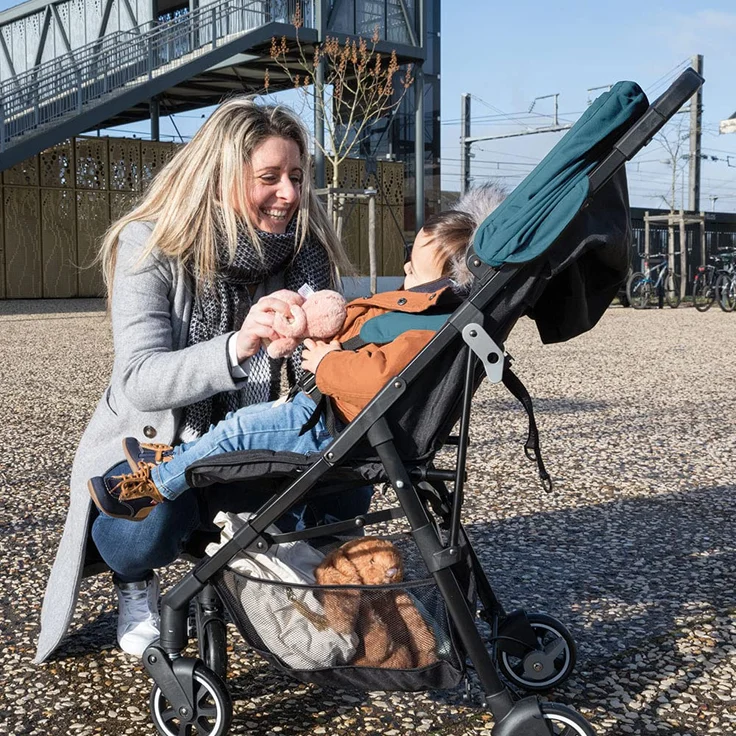Bebeconfort Buggy Teeny 3D, Ultrakompakt zusammenklappbarer Kinderwagen inkl. passender Tragetasche, ideal für die Reise oder die Stadt, nutzbar ab ca. 6 Monate bis ca. 4 Jahre, Black Chic (schwarz) – Bild 7
