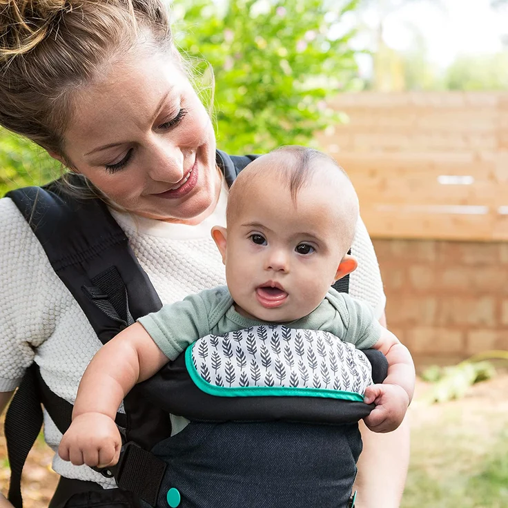 Infantino Flip 4-in-1 Trage mit waschbarem Lätzchen - Ergonomisch, umwandelbar, mit dem Gesicht nach innen und außen, Vorder- und Rückentrage für Neugeborene und ältere Babys 3,5-14,5 kg – Bild 8
