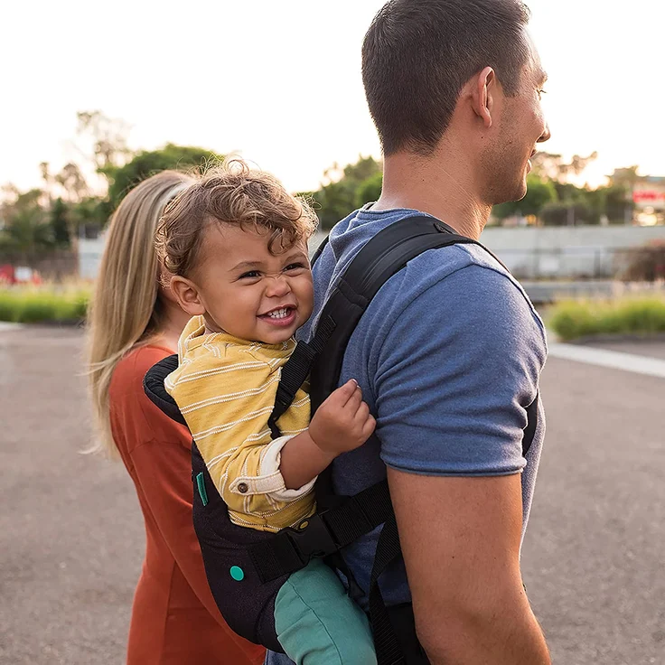 Infantino Flip 4-in-1 Trage mit waschbarem Lätzchen - Ergonomisch, umwandelbar, mit dem Gesicht nach innen und außen, Vorder- und Rückentrage für Neugeborene und ältere Babys 3,5-14,5 kg – Bild 4