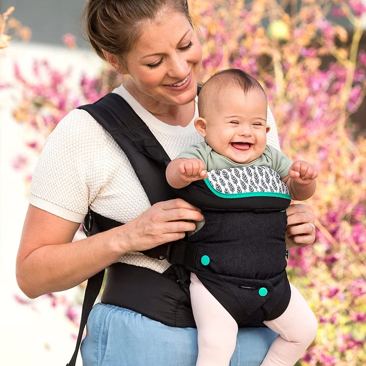 Infantino Flip 4-in-1 Trage mit waschbarem Lätzchen - Ergonomisch, umwandelbar, mit dem Gesicht nach innen und außen, Vorder- und Rückentrage für Neugeborene und ältere Babys 3,5-14,5 kg – Bild 7