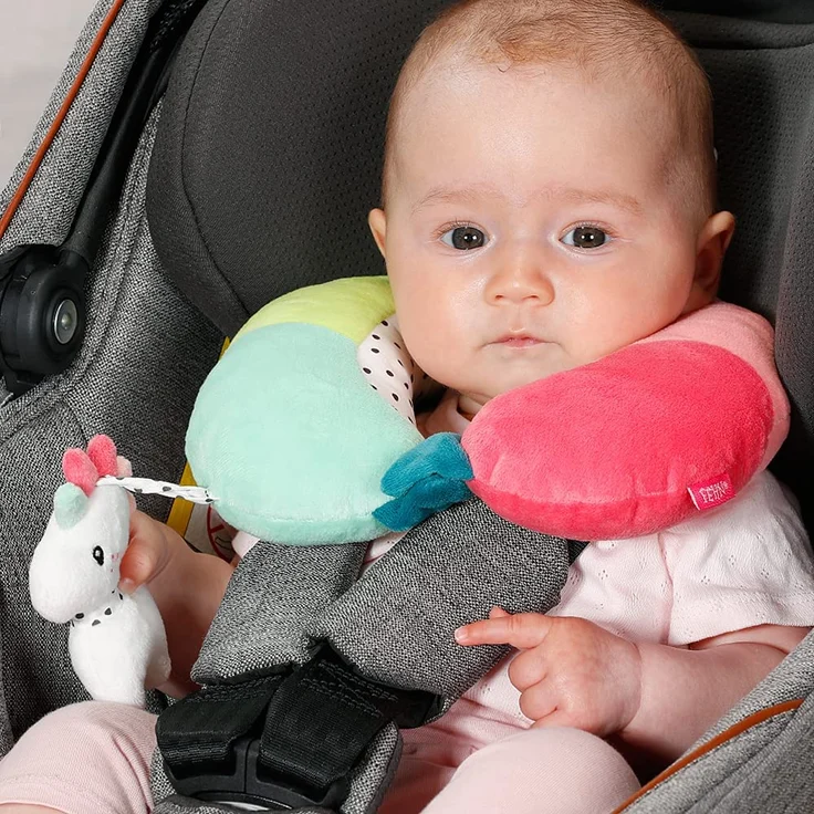 Fehn 057294 Nackenstütze Einhorn - Nackenkissen mit kleinem Rassel-Tier – Ergonomische Form des Nackenhörnchens stützt, entlastet und bietet sicheren Halt in Auto, Babyschale oder Kinderwagen – Bild 2