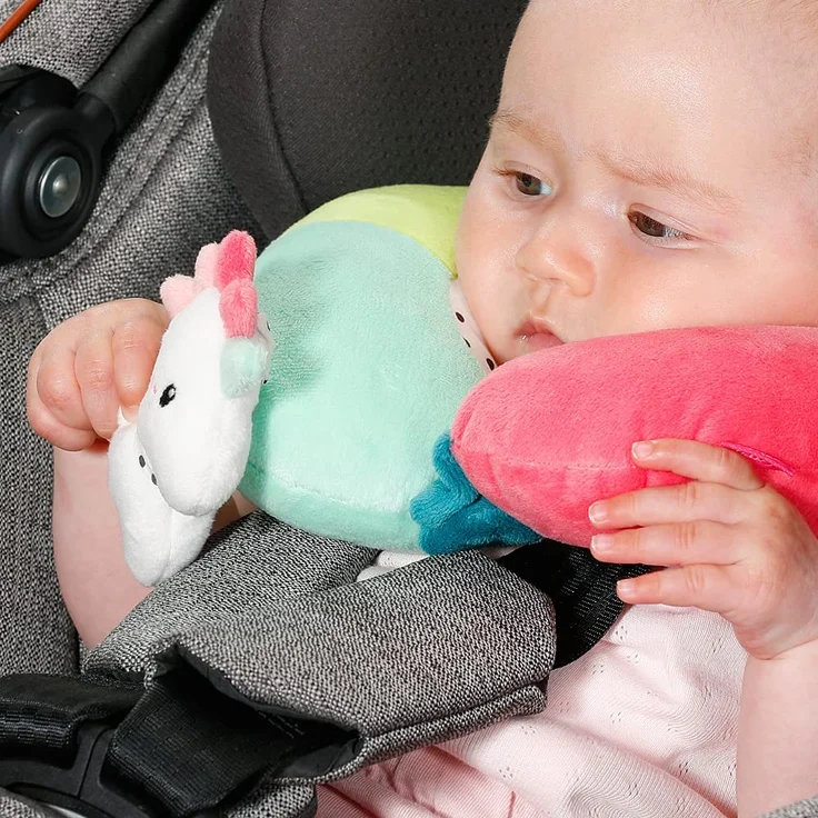 Fehn 057294 Nackenstütze Einhorn - Nackenkissen mit kleinem Rassel-Tier – Ergonomische Form des Nackenhörnchens stützt, entlastet und bietet sicheren Halt in Auto, Babyschale oder Kinderwagen – Bild 3