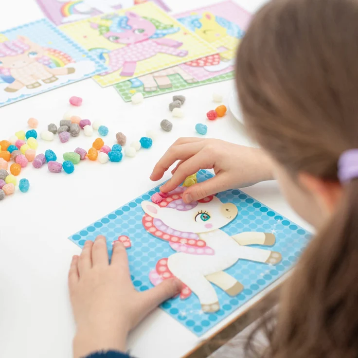 PlayMais MOSAIC Dream Unicorn Kreativ-Set zum Basteln für Mädchen ab 5 Jahren | Über 2.300 PlayMais & 6 Mosaik Klebebilder mit Einhörnern | Fördert Kreativität & Feinmotorik | Natürliches Spielzeug – Bild 2