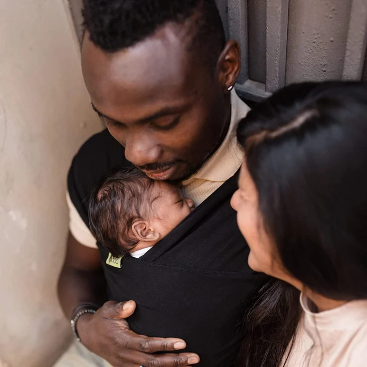 Boba Baby Wrap, Black - das elastische Tragetuch aus weichem Sommersweat, sehr einfach zu binden, ideal für Neugeborene und Kleinkinder bis 16kg – Bild 4