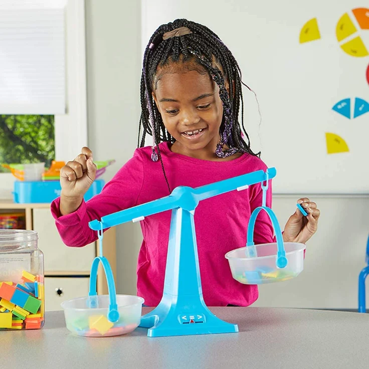 Learning Resources Platzsparende Balkenwaage, transparente Doppel-Schalenwaage für Flüssigkeiten und Feststoffe, Kinderwaage, Aufbewahrungssockel, Messwaage für das Klassenzimmer – Bild 2