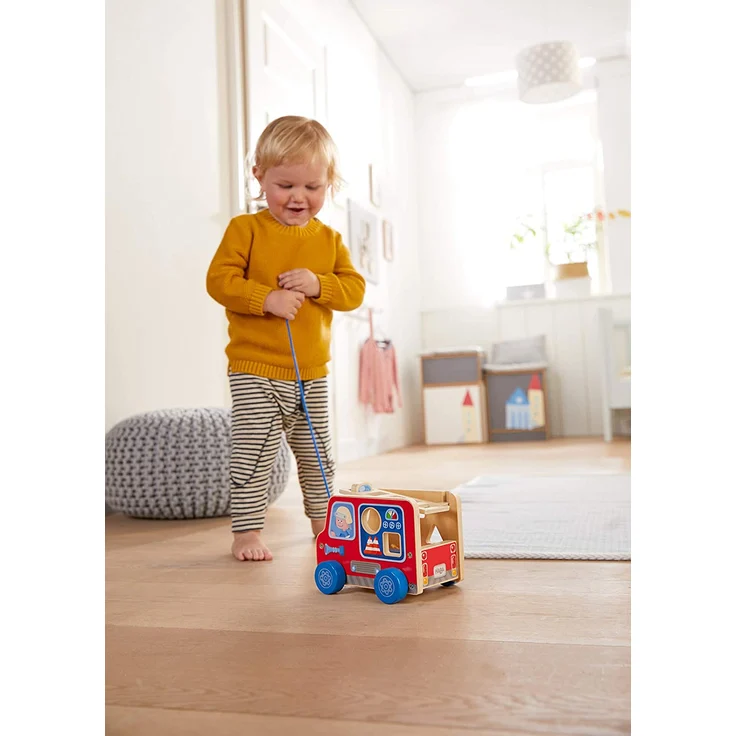 HABA 304317 - Ziehfigur Feuerwehrauto, Nachziehspielzeug für Kinder ab 12 Monaten, animiert zum Laufenlernen, mit Bausteinen zum Stecken – Bild 3