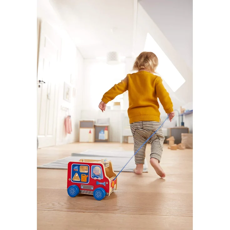 HABA 304317 - Ziehfigur Feuerwehrauto, Nachziehspielzeug für Kinder ab 12 Monaten, animiert zum Laufenlernen, mit Bausteinen zum Stecken – Bild 4
