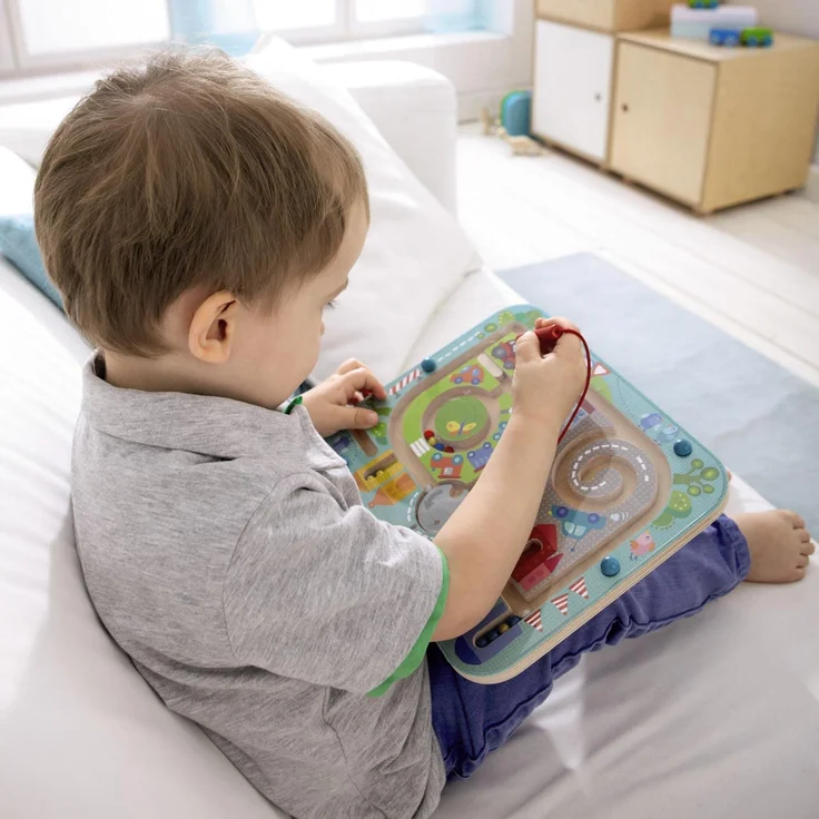 Haba 301056 - Magnetspiel Stadtlabyrinth, pädagogisches Holzspielzeug für Kinder ab 2 Jahren, schult die Logik und Feinmotorik – Bild 2