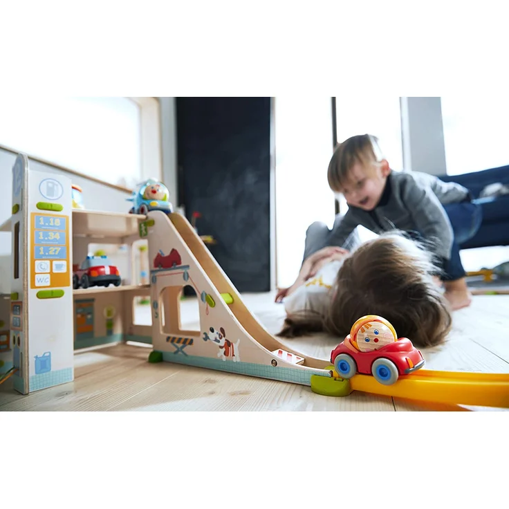 HABA 303828 Kullerbü – Spielbahn Parkhaus, Holzkugelbahn und Motorikspielzeug mit Waschstraße, Hebebühne und Tankstelle, Mehrfarbig – Bild 3
