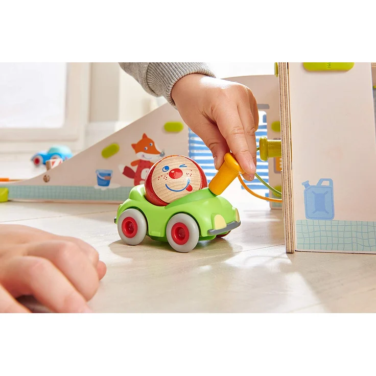 HABA 303828 Kullerbü – Spielbahn Parkhaus, Holzkugelbahn und Motorikspielzeug mit Waschstraße, Hebebühne und Tankstelle, Mehrfarbig – Bild 7