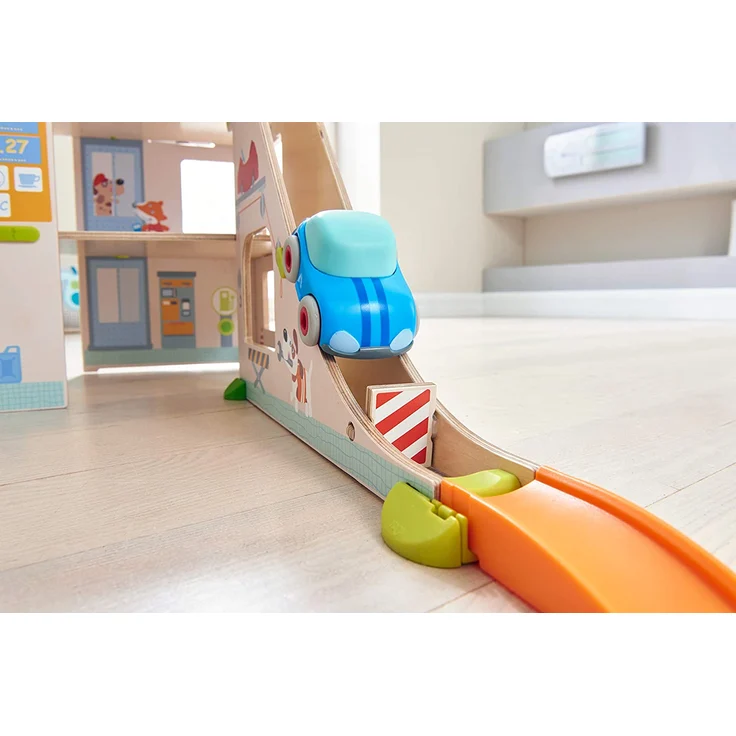HABA 303828 Kullerbü – Spielbahn Parkhaus, Holzkugelbahn und Motorikspielzeug mit Waschstraße, Hebebühne und Tankstelle, Mehrfarbig – Bild 4