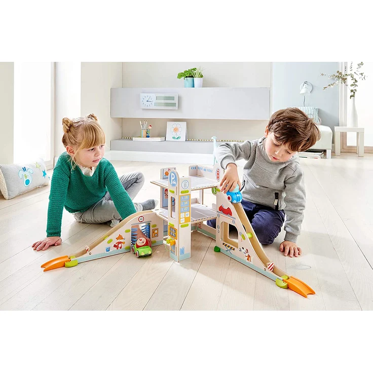 HABA 303828 Kullerbü – Spielbahn Parkhaus, Holzkugelbahn und Motorikspielzeug mit Waschstraße, Hebebühne und Tankstelle, Mehrfarbig – Bild 2