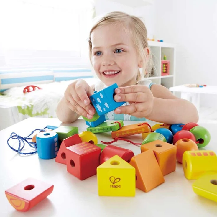 Hape E1019 - Fädelklötze, Motorikspielzeug, Bauklötze, aus Holz – Bild 2