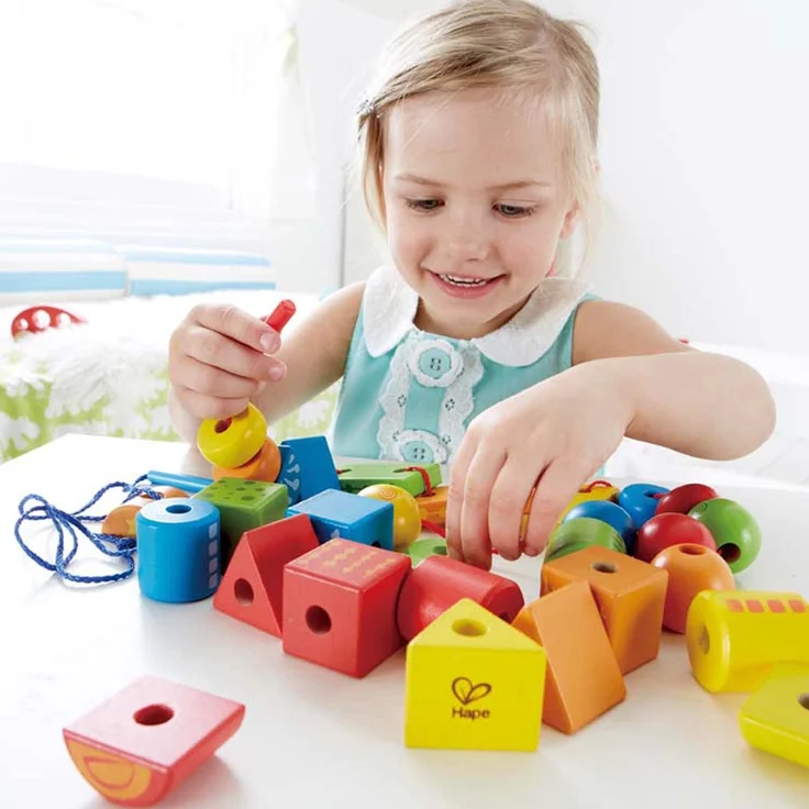 Hape E1019 - Fädelklötze, Motorikspielzeug, Bauklötze, aus Holz – Bild 3