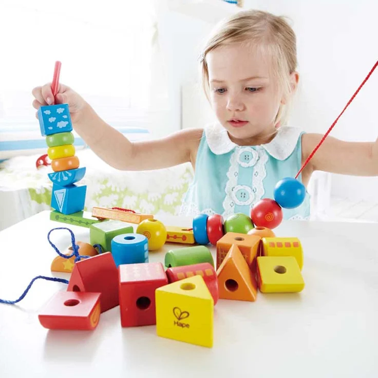 Hape E1019 - Fädelklötze, Motorikspielzeug, Bauklötze, aus Holz – Bild 5