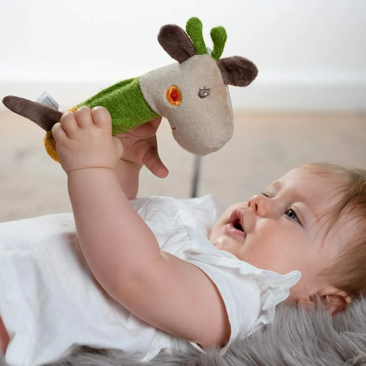 FEHN 059120 Stabgreifling Giraffe / Greifling zum Rasseln, Quietschen, Fühlen, Spielen mit kuschelweichem Stoff-Tier – ein treuer Begleiter für Babys und Kleinkinder ab 0+ Monaten – Bild 3