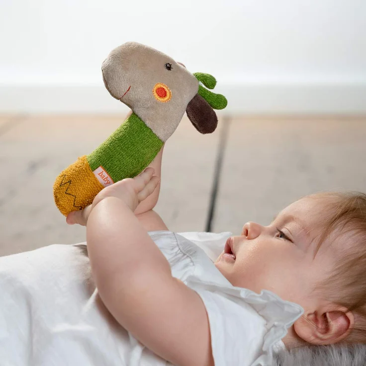 FEHN 059120 Stabgreifling Giraffe / Greifling zum Rasseln, Quietschen, Fühlen, Spielen mit kuschelweichem Stoff-Tier – ein treuer Begleiter für Babys und Kleinkinder ab 0+ Monaten – Bild 2
