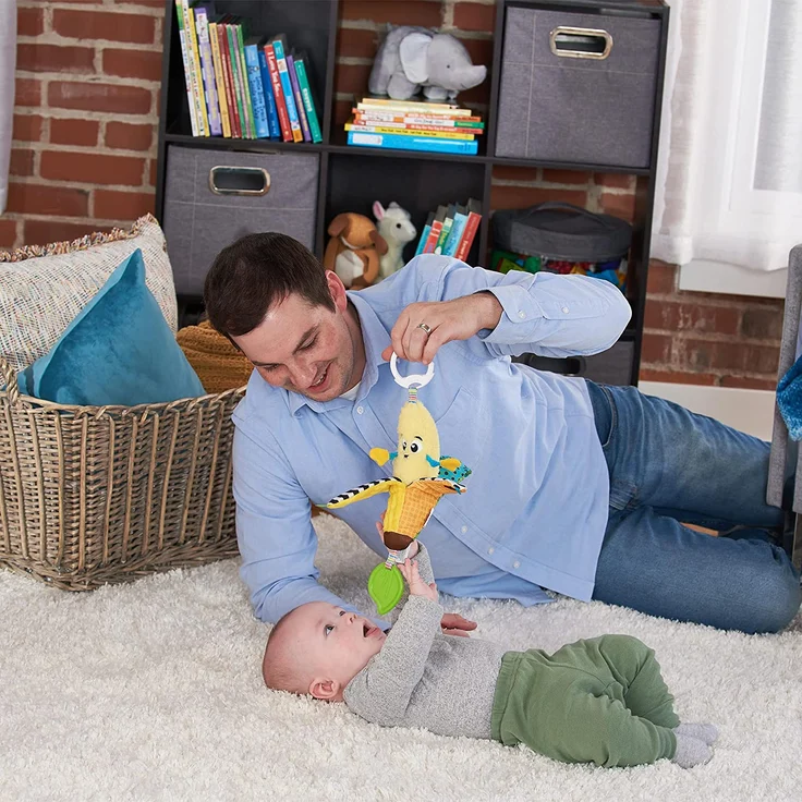 Lamaze Clip & Go Bea die Banane, Neugeborenes Kinderspielzeug für Kinderwagen, sensorisches Spielzeug für Babys mit Farben und Geräuschen, Entwicklungsspielzeug für Jungen und Mädchen ab 0 Monaten – Bild 6