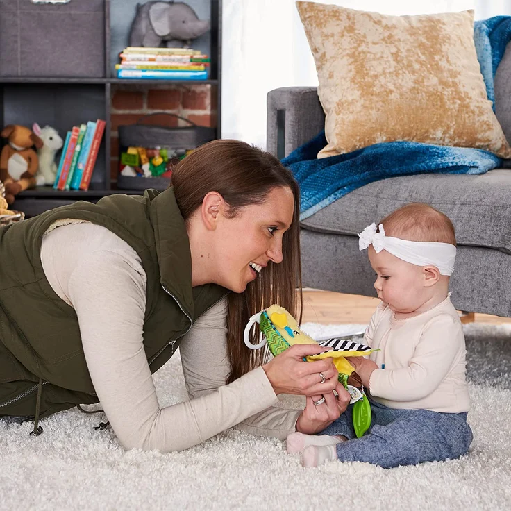 Lamaze Clip & Go Bea die Banane, Neugeborenes Kinderspielzeug für Kinderwagen, sensorisches Spielzeug für Babys mit Farben und Geräuschen, Entwicklungsspielzeug für Jungen und Mädchen ab 0 Monaten – Bild 5