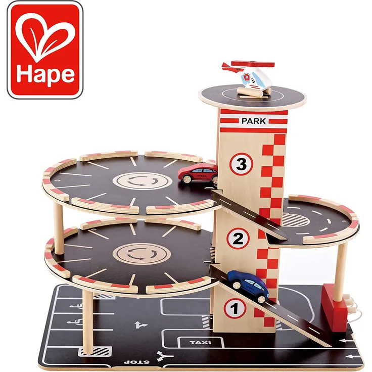 Hape Parkhaus aus Holz für Kinder Spieleset Autogarage | Auffahrrampe mit drei Parkdecks und einem Hubschrauber-Landeplatz, 2 Spielzeugautos, 1 Spielzeug-Hubschrauber, ein Aufzug und eine Tankstelle