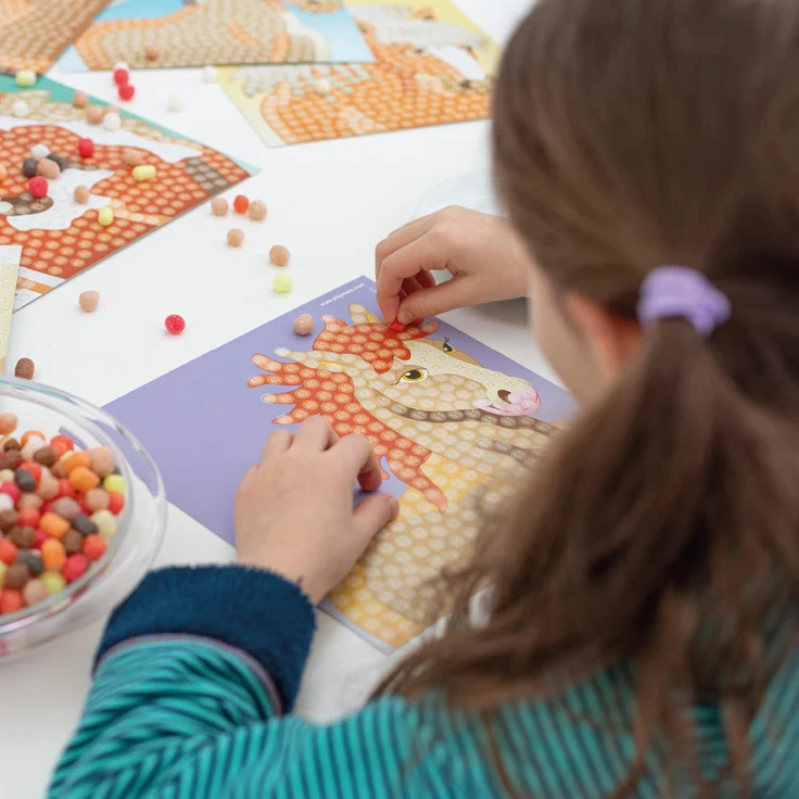 PlayMais TRENDY MOSAIC Horse Kreativ-Set zum Basteln für Mädchen ab 6 Jahren | Über 3.000 Stück & 6 Mosaik Klebebilder mit Pferdemotiven | Fördert Kreativität & Feinmotorik | Natürliches Spielzeug – Bild 2